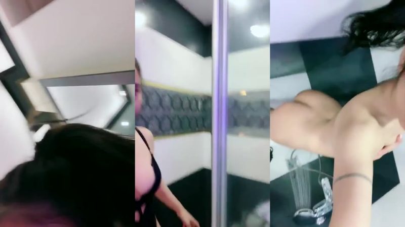 Bokep Live - Uting Coklat Miss Caroline Mandi Telanjang